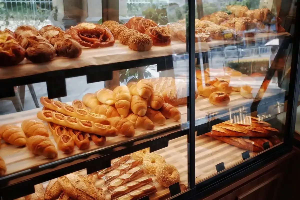 Vitrine garnie de croissants et de viennoiseries dorées