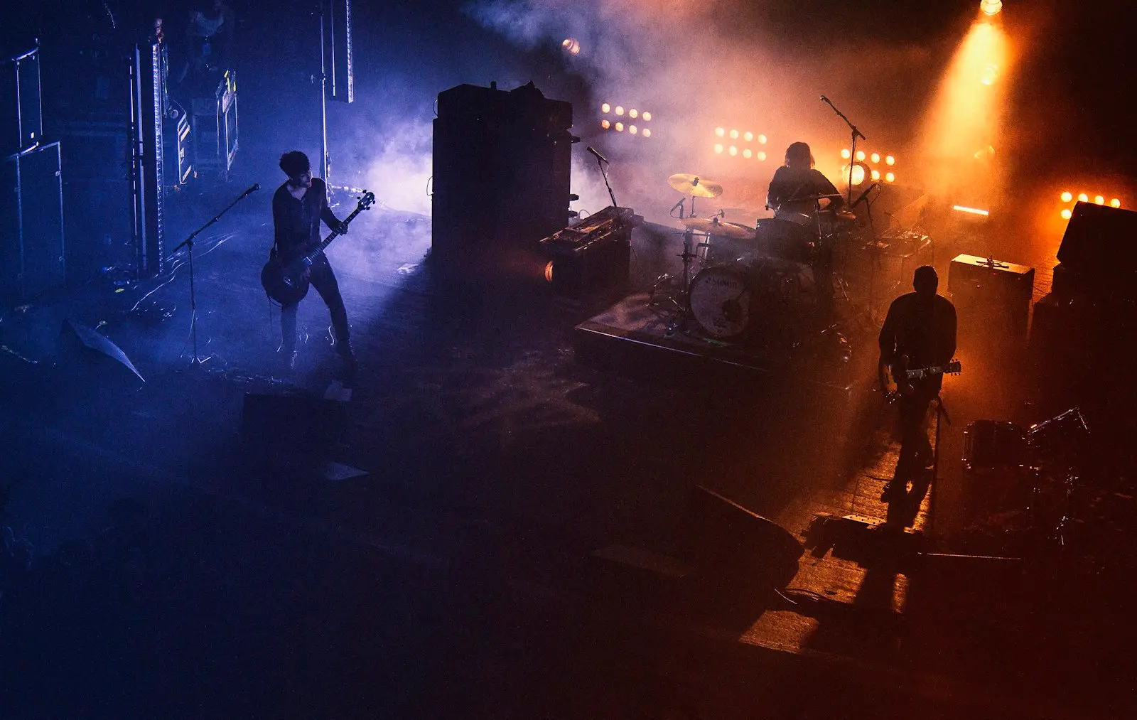 Guitariste sur scène dans une lumière bleue