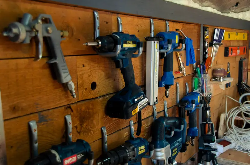 Outils électriques rangés au mur de l'atelier
