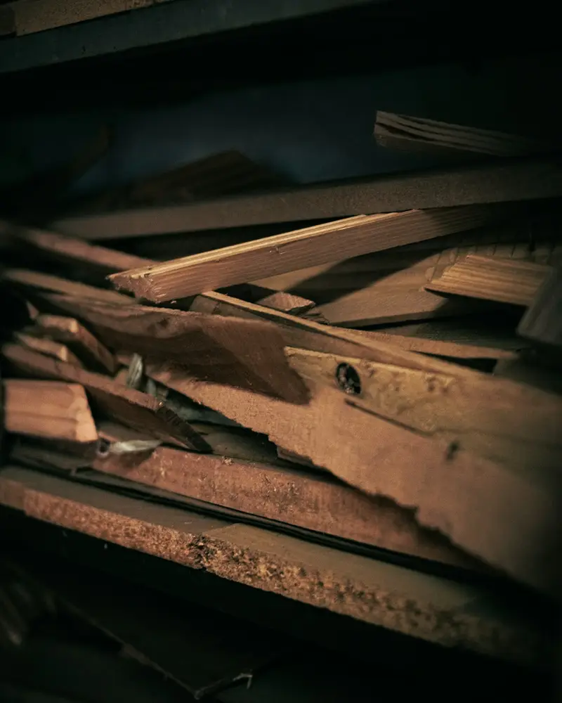 Gros plan sur des planches de bois empilées qui sèchent à l'atelier