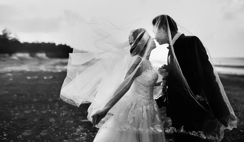 Mariés sous le voile, en noir et blanc