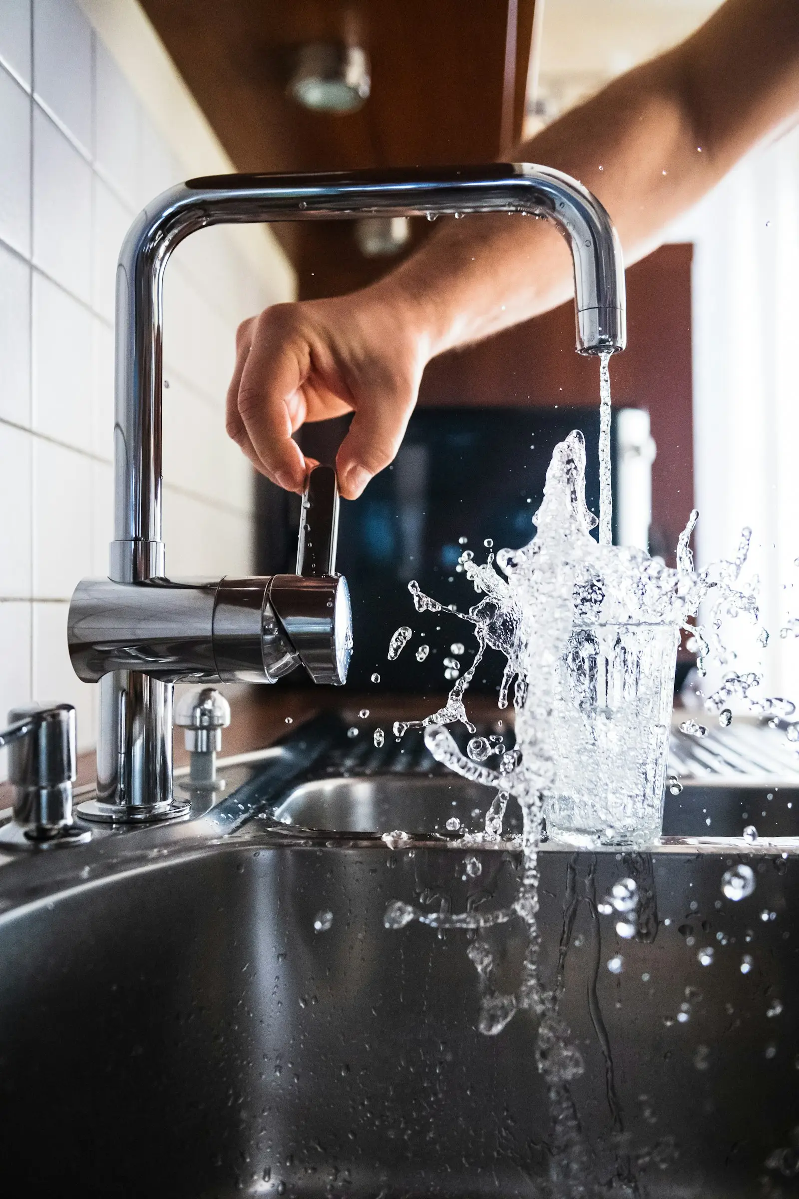 Robinet de cuisine chromé avec un jet d'eau